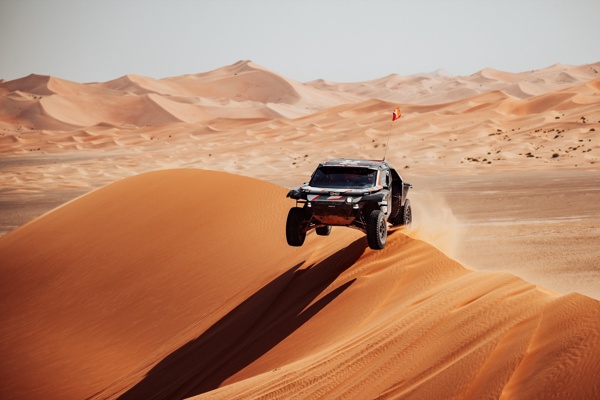 Abu Dhabi Desert Challenge delivers drama on opening stage as Moraes and Schareina lead the way